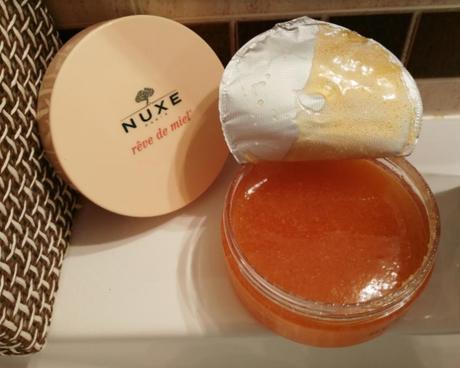 Nuevo exfoliante “2 en 1” de Nuxe con miel, cristales de azúcar y aceites preciosos