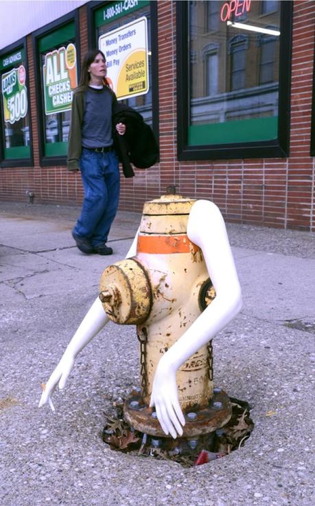 Este artista se dedica a ponerle brazos a objetos de la calle… y el resultado es genial