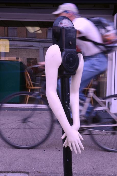 Este artista se dedica a ponerle brazos a objetos de la calle… y el resultado es genial