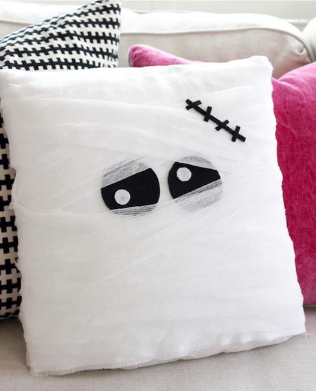 cojin momia forrado con gasa, idea halloween diy