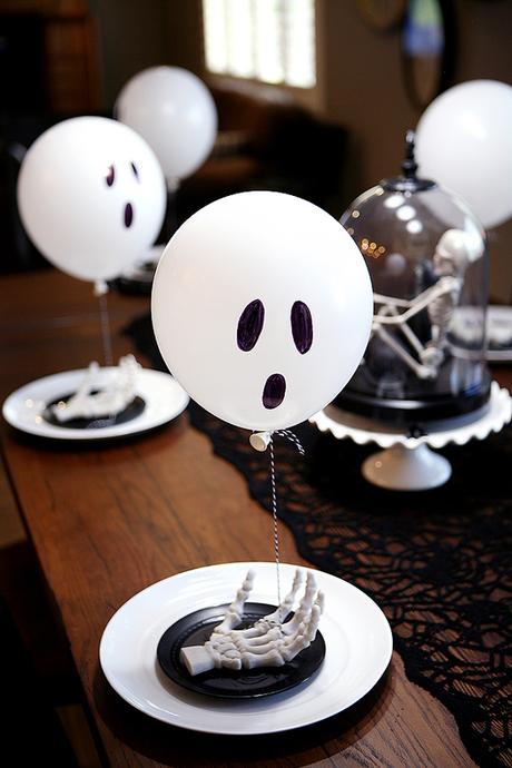 ideas divertidas con globos para la mesa de Halloween