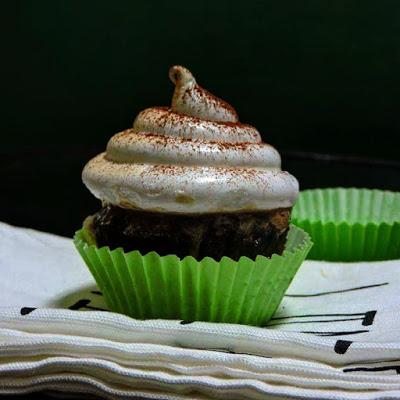 Cupcakes de chocolate con merengue (receta de Alma Oregon) Cupcakes de chocolate con merengue (receta de Alma Oregon)