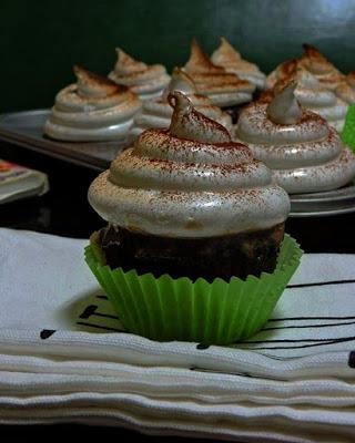 Cupcakes de chocolate con merengue (receta de Alma Oregon) Cupcakes de chocolate con merengue (receta de Alma Oregon)