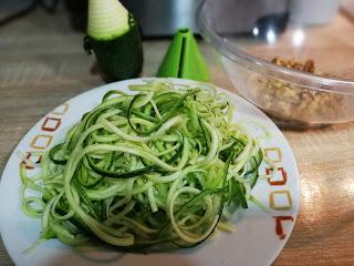 Espaguetis de calabacín con salsa de puerros y nueces