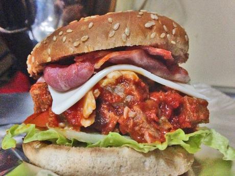 Hamburguesa Casera de Ternera con carne de Ternera y salsa de tomate con berenjena y queso