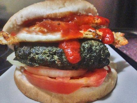 Hamburguesa de ternera con salsa de mostaza mayonesa y ketchup Hamburguesa de ternera con salsa de mostaza mayonesa y ketchup