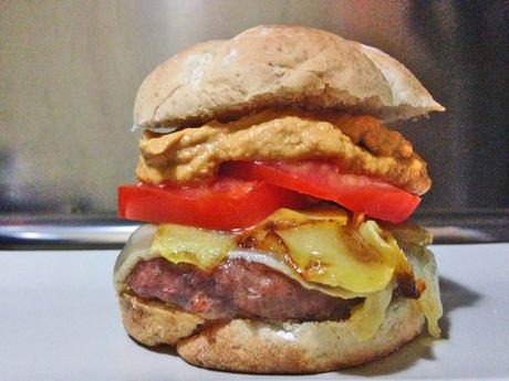 Hamburguesa de ternera con salsa de mostaza mayonesa y ketchup Hamburguesa de ternera con salsa de mostaza mayonesa y ketchup