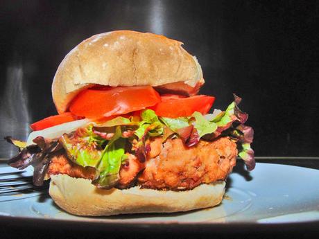 Hamburguesa de Cerdo y Ternera marinada con queso y bacon berenjena y queso Hamburguesa de Cerdo y Ternera marinada con queso y bacon berenjena y queso