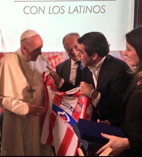 El Papa  Francisco, recibiendo la Camiseta de Papá de  parte de Alex Char