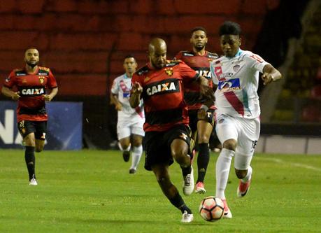 Yony González durante una jugada en el encuentro ante Sport Recife