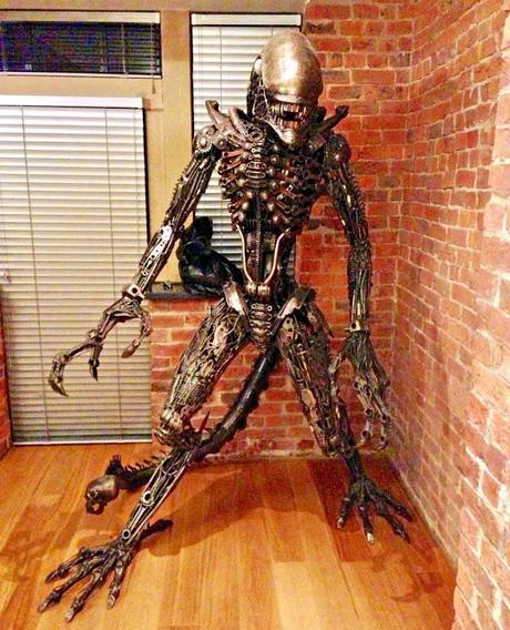 Escultura de Alíen con metal y chatarra de auto