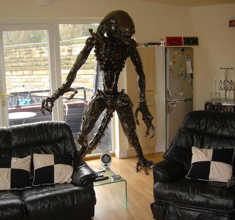 Escultura de Alíen con metal y chatarra de auto