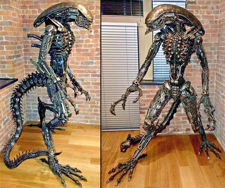 Escultura de Alíen con metal y chatarra de auto