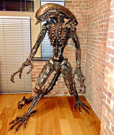 Escultura de Alíen con metal y chatarra de auto