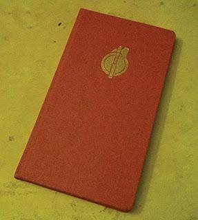Un pequeño libro rojo escrito por un caballero inglés