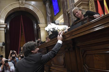 Y libres son: El parlamento de #Cataluña declaró su #independencia de #España