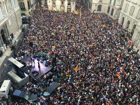 Decenas de miles en Cataluña festejan proclamación Independencia.