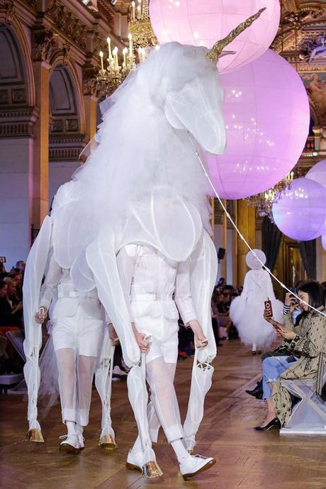 Bailarinas y unicornios en la Paris Fashion Week