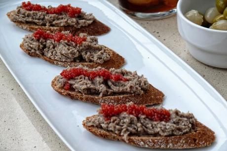 Paté de sardinas picantes con huevas para el aperitivo