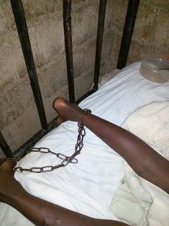 Apresan madre tenía hijo atado a cadena contra barrotes de cama.