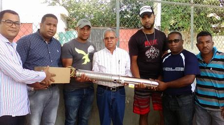 Diputado Méndez dona bomba a Play Softball Neiba.