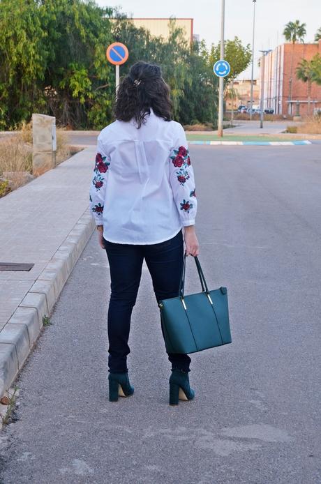 Camisa con mangas bordadas Camisa con mangas bordadas