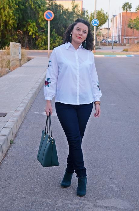 Camisa con mangas bordadas Camisa con mangas bordadas