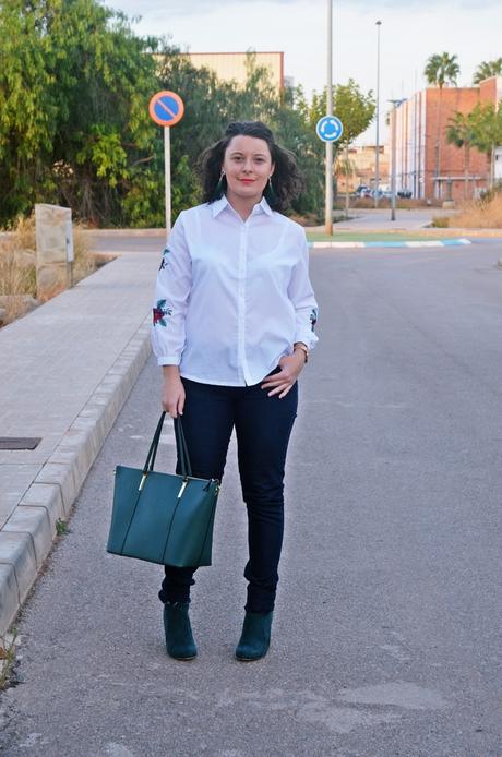 Camisa con mangas bordadas