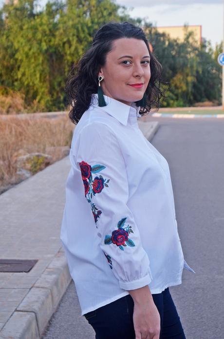 Camisa con mangas bordadas Camisa con mangas bordadas