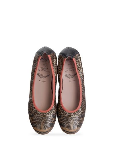 La firma española de calzado Wonders presenta para esta t...