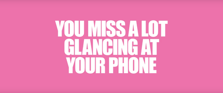 Un vídeo lleno de gatitos rosas para concienciar sobre el excesivo uso del móvil en el coche