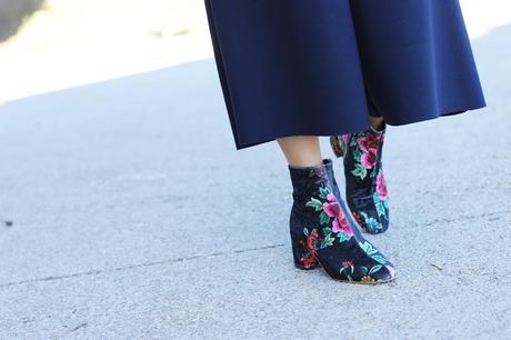 Con botines florales Con botines florales