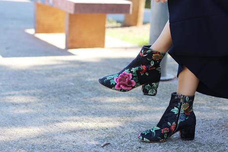 Con botines florales Con botines florales
