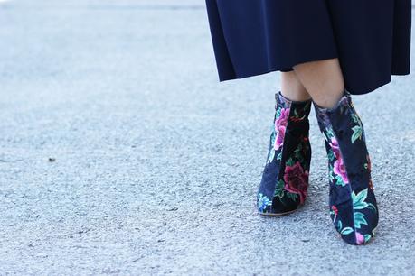 Con botines florales Con botines florales