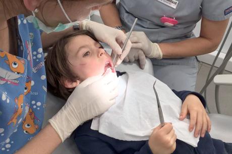 Cómo prevenir la caries en niños: qué pasta de dientes usar, rutinas, falsos mitos…