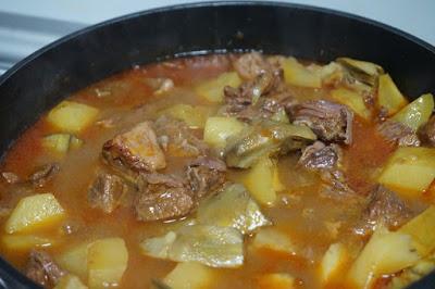 Guiso de ternera con patatas y alcachofas