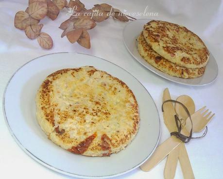 Tortitas de coliflor, bacon y tomatitos secos