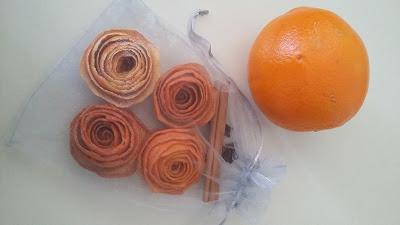 Bolsita de organza con flores de naranja, clavo y canela para los armarios Bolsita de organza con flores de naranja, clavo y canela para los armarios