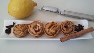 Flores hechas con peladuras de limón con un pelador Flores hechas con peladuras de limón con un pelador