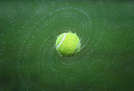 La textura de las pelotas de tenis otorga resistencia al aire, permitiendo crear disparos espectaculares