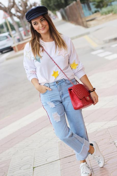 Look con denim y sudadera Look con denim y sudadera