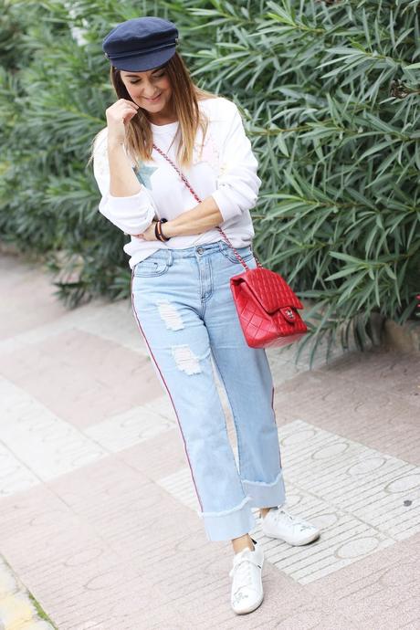Look con denim y sudadera Look con denim y sudadera