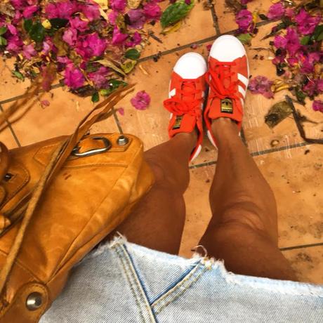 rED sNEAKERS #nOUNIFORMES