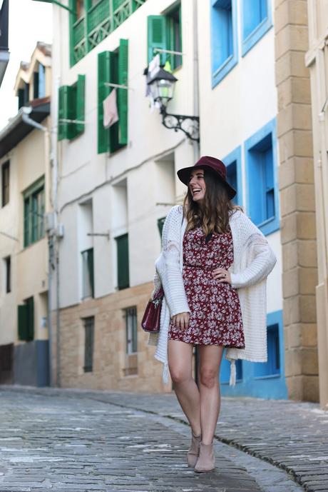 Casual en otoño con vestido y sombrero Casual en otoño con vestido y sombrero
