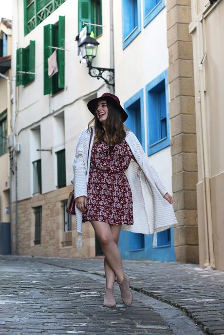 Casual en otoño con vestido y sombrero