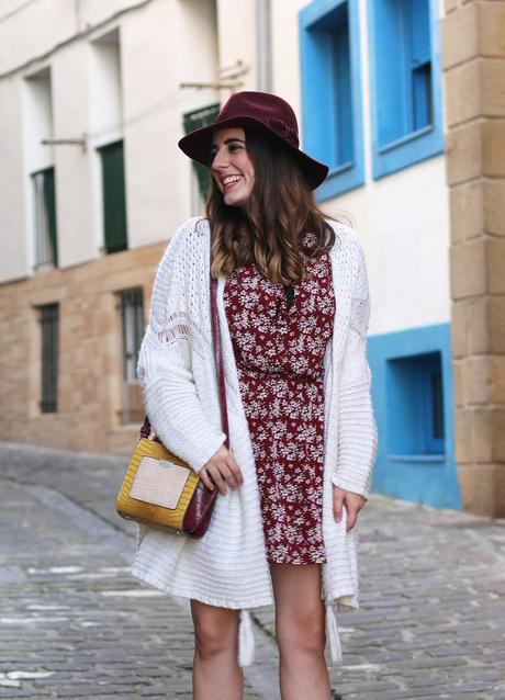 Casual en otoño con vestido y sombrero Casual en otoño con vestido y sombrero