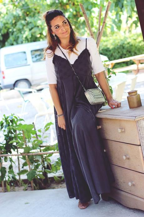 Con vestido largo en gris plomo Con vestido largo en gris plomo