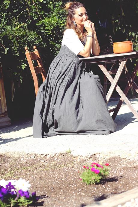 Con vestido largo en gris plomo Con vestido largo en gris plomo