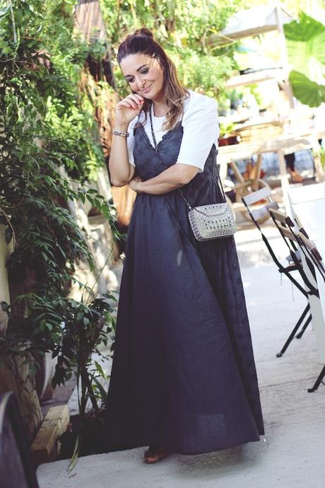 Con vestido largo en gris plomo Con vestido largo en gris plomo