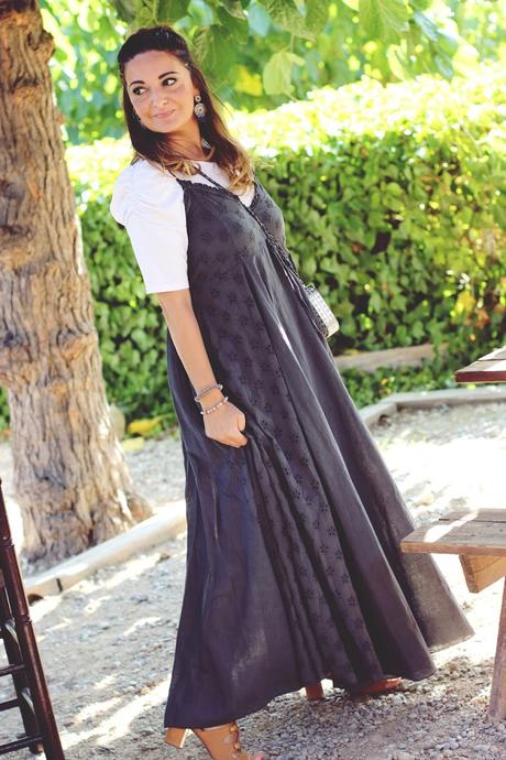 Con vestido largo en gris plomo Con vestido largo en gris plomo